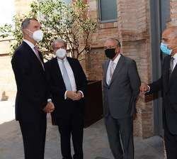 Su Majestad el Rey junto al presidente, secretario y directora de la Fundación Princesa de Girona y el presidente de la Fundación "La Caixa"